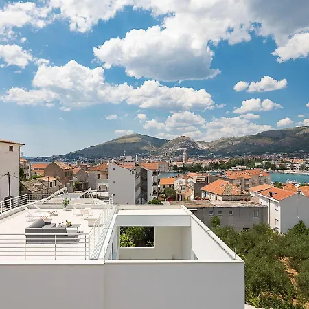 Villa Sunrise: Sea Views And Heated Pool Trogir