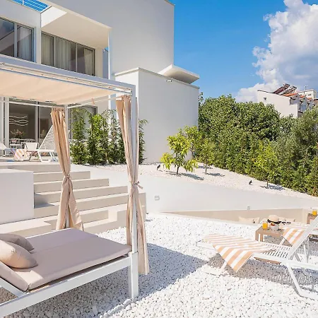 Villa Sunrise: Sea Views And Heated Pool