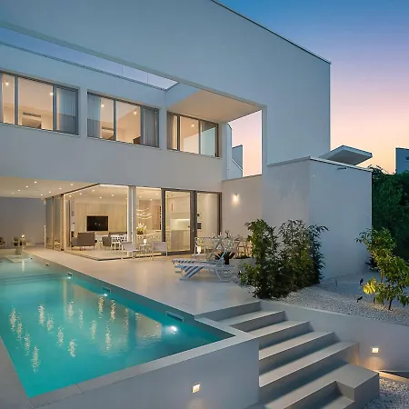 Sunrise: Sea Views And Heated Pool
