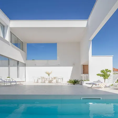 Villa Sunrise: Sea Views And Heated Pool Trogir