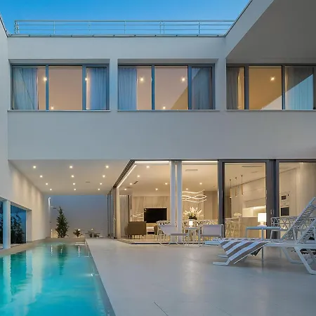 Villa Sunrise: Sea Views And Heated Pool
