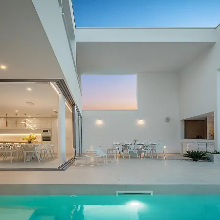 Sunrise: Sea Views And Heated Pool Villa